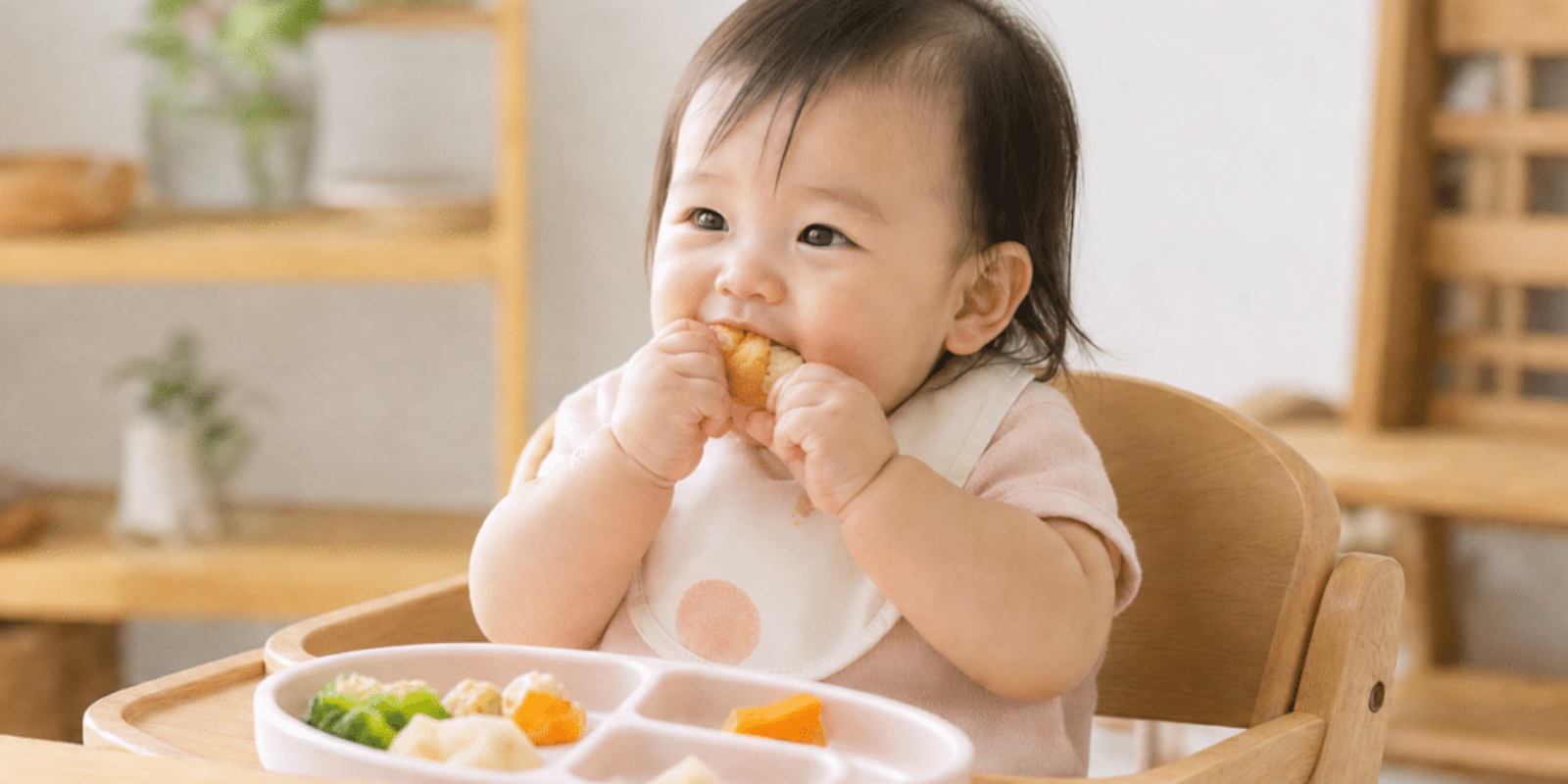 top-手づかみ食べ赤ちゃん