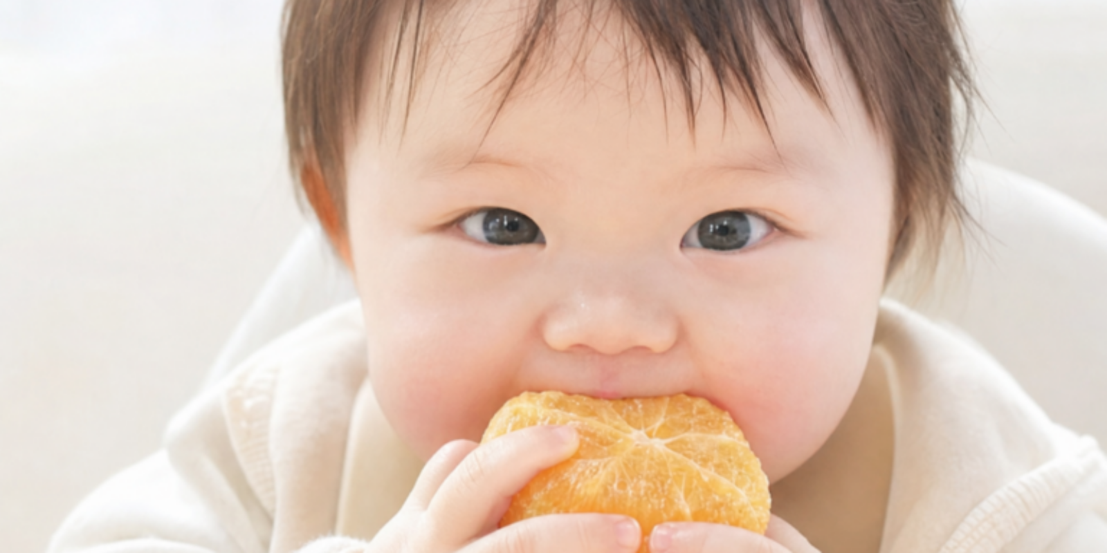 手づかみ食べ赤ちゃん