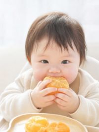 手づかみ食べ赤ちゃん